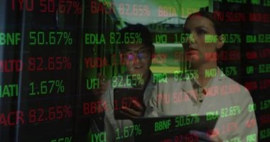 Çeşitli erkek ve kadınlar üzerindeki verilerin animasyonu bilgisayar sunucusuyla tabletlerle mühendislik yapıyor. veri işleme, bulut hesaplama konsepti ve teknoloji konsepti dijital olarak oluşturulmuş video.