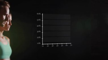 Güçlü beyaz erkek ve kadının istatistiklerinin işlenmesi. global spor, dijital arayüz ve veri işleme kavramı dijital olarak oluşturulmuş video.