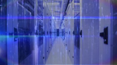 Bilgisayar sunucuları üzerinden veri işleme animasyonu. küresel teknoloji, bağlantılar ve veri işleme kavramı dijital olarak oluşturulmuş video.