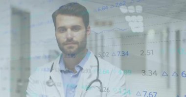 Steteskoplu erkek doktorla ilgili veri işleme ve istatistiklerin animasyonu. tıp, dijital arayüz ve veri işleme kavramı dijital olarak oluşturulmuş video.