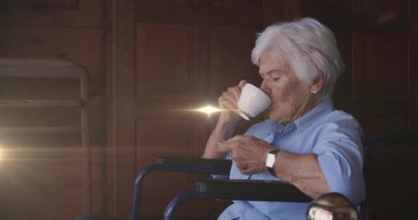 Animacja Światła Poruszającego Się Nad Starszą Białą Kobietą Wózku Pijącą — Wideo stockowe