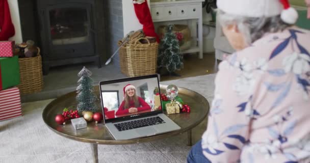 Biała Seniorka Używająca Laptopa Świątecznej Rozmowy Wideo Uśmiechniętą Kobietą Ekranie — Wideo stockowe