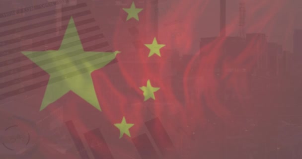 中国の国旗のアニメーションや街並上の財務データ処理 中国経済とビジネスコンセプトをデジタルで生成したビデオ — ストック動画
