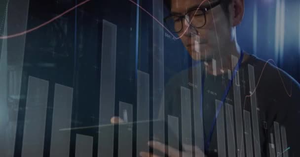 Animazione Elaborazioni Statistiche Maschi Asiatici Ingegnere Con Tablet Server Computer — Video Stock