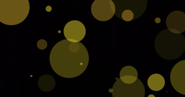黒い背景に浮かぶ黄色の斑点に対するメリークリスマスと幸せな新年のテキストバナー クリスマス フェスティバルと新年の前夜祭のコンセプト — ストック動画