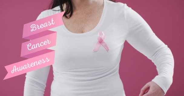 胸にピンクのリボンをつけている女性の中央部に対する乳がんの意識のテキストバナー 乳がんの認知概念は — ストック動画