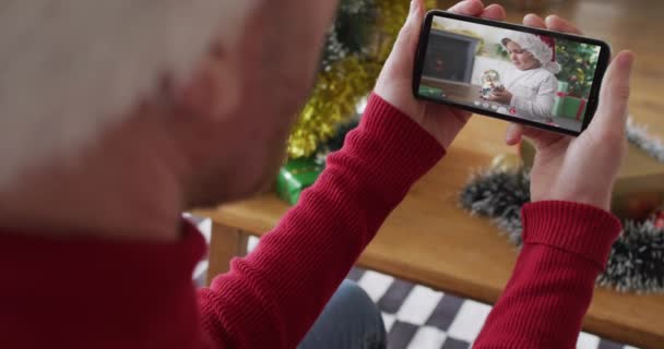 Kaukaski Mężczyzna Czapce Mikołaja Pomocą Smartfona Boże Narodzenie Rozmowy Wideo — Wideo stockowe