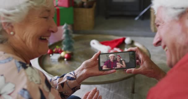 Lächelndes Älteres Kaukasisches Paar Das Sein Smartphone Für Ein Weihnachts — Stockvideo