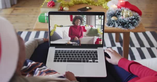 非裔美国人的母亲和女儿使用笔记本电脑与屏幕上的妇女进行圣诞视频通话 圣诞节 节日和通信技术 — 图库视频影像