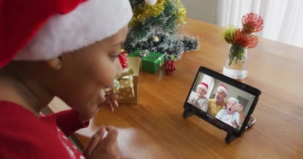 Africká Americká Žena Santou Pomocí Tabletu Pro Vánoční Video Hovor — Stock video