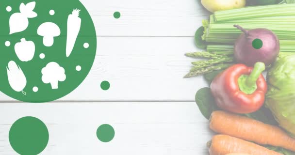 緑の世界菜食主義者の日のテキストのアニメーションロゴと 白いボード上の新鮮な野菜以上 ビーガンの日 有機野菜の生産と健康的な食事のコンセプトデジタル生成されたビデオ — ストック動画