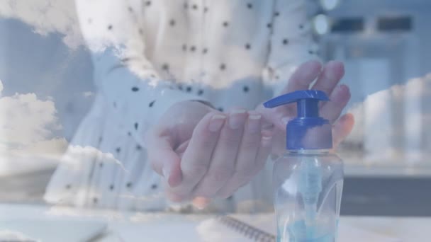 高加索女人用双手在云彩上消毒的动画 全球联盟19大流行病概念数码视频 — 图库视频影像