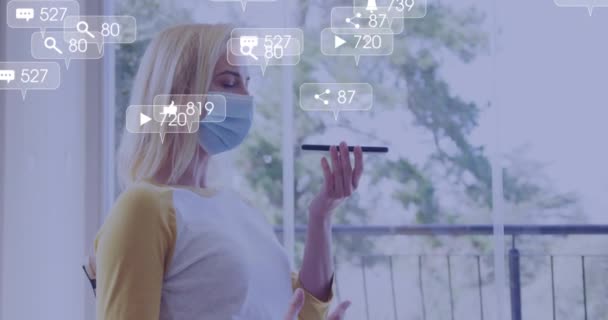 가정에서 스마트폰을 이용해카 여성에게 디지털 아이콘을 애니메이션으로 세계적 유행성 공존하는 — 비디오