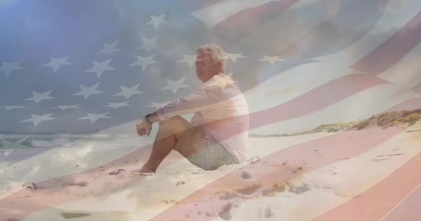 Animazione Uomo Caucasico Anziano Seduto Spiaggia Sopra Bandiera Stati Uniti — Video Stock