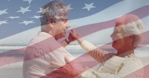 Animación Feliz Pareja Ancianos Caucásicos Bailando Playa Sobre Bandera Los — Vídeo de stock