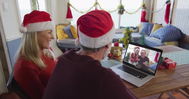 Noel Baba Şapkalı Gülümseyen Beyaz Bir Çift Ekranda Çiftle Noel — Stok video