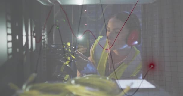 Animación Grabación Línea Roja Hembra Caucásica Ingeniero Con Auriculares Por — Vídeos de Stock