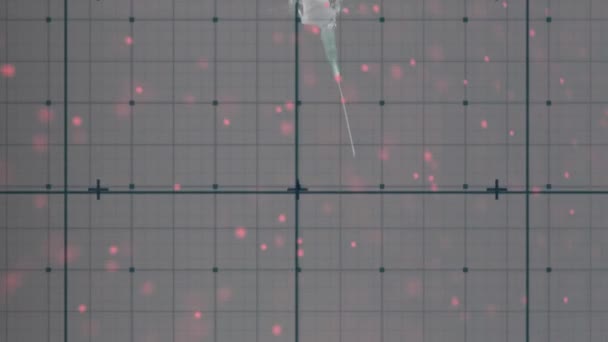 灰色の背景にDnaヘリックスと注射器を形成する赤い粒子の上に青いグリッドのアニメーション 地球規模の科学教育研究技術の概念デジタルで生成されたビデオ — ストック動画