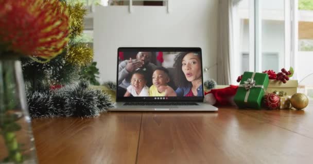 Famille Afro Américaine Souriante Saluant Appel Vidéo Noël Sur Ordinateur — Video