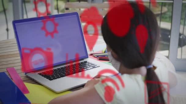 Animação Ícones Digitais Sobre Menina Caucasiana Máscara Facial Usando Laptop — Vídeo de Stock