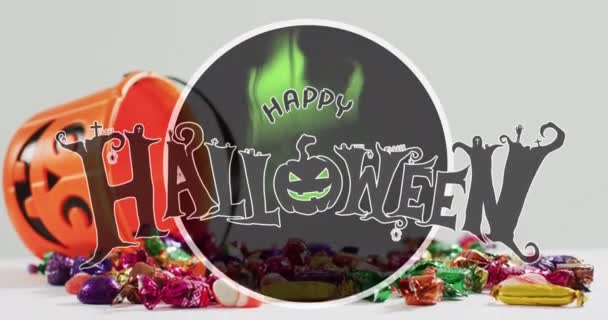 カボチャの形のバケツから落ちたハロウィーンのキャンディーに対する幸せなハロウィーンのテキストバナー ハロウィンのお祭りとお祝いのコンセプト — ストック動画
