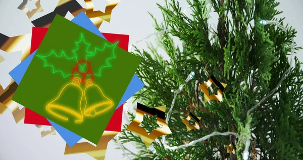 Bild Von Neonfarbenen Weihnachtsglocken Über Weihnachtsdekoration Und Zweigen Weihnachten Winter — Stockfoto