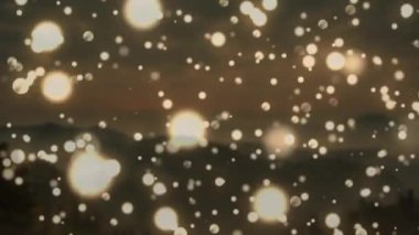 Arkadaki dağların üzerinde titreşen beyaz noel animasyonları. Kış, Noel, gelenek ve kutlama konsepti dijital olarak oluşturulmuş video.