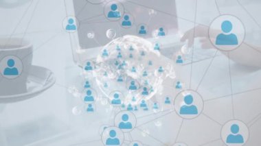 Dizüstü bilgisayar üzerinden insanlarla bağlantı kuran bir dünya animasyonu. küresel iş, bağlantılar, ağlar ve veri işleme kavramı dijital olarak oluşturulmuş video.