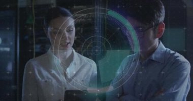 Çeşitli erkek ve kadınlar üzerindeki verilerin animasyonu bilgisayar sunucusu tabletleriyle mühendislik yapıyor. veri işleme, bulut hesaplama konsepti ve teknoloji konsepti dijital olarak oluşturulmuş video.