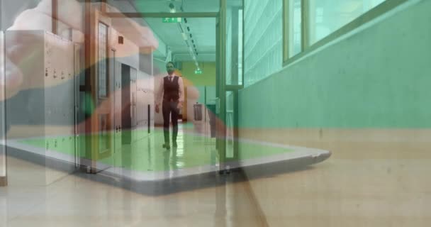 職場の廊下を歩くビジネスマンの上に タブレットを使用して男の手のアニメーション ビジネスや通信技術の概念をデジタルで生成し — ストック動画