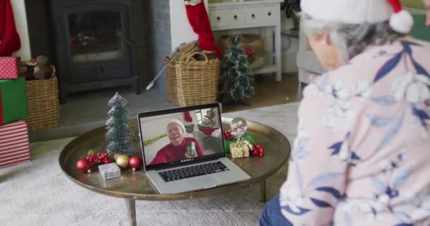 Biała Seniorka Używająca Laptopa Świątecznej Rozmowy Wideo Uśmiechniętym Mężczyzną Ekranie — Wideo stockowe