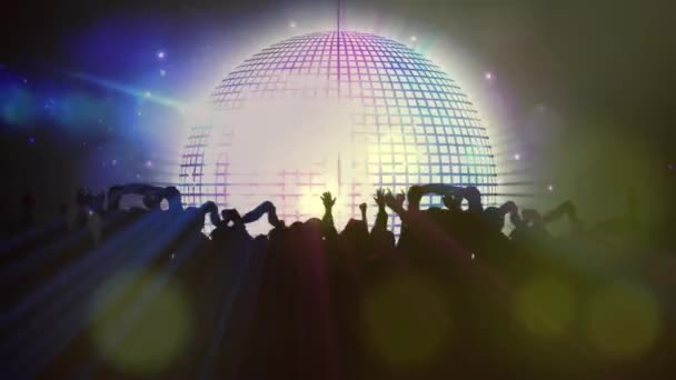 ミラーボールが回転し カラフルなライトで音楽会場で踊る人々の群衆のアニメーション パーティーやエンターテイメントや音楽のコンセプトをデジタルで生成し — ストック動画