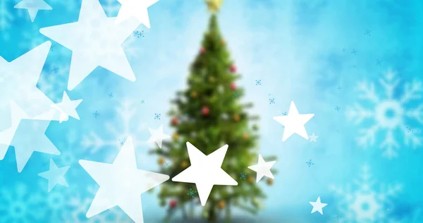 Bild Von Weihnachtssternen Die Auf Einen Baum Auf Hellblauem Hintergrund — Stockfoto