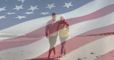 Amerika Birleşik Devletleri bayrağı üzerinde kumsalda kucaklaşan mutlu yaşlı beyaz çiftin animasyonu. Amerikan vatanseverliği, tatil ve emeklilik konsepti dijital olarak oluşturulmuş video.