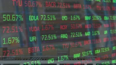 Arkaplandaki taşıma bandındaki karton kutuların üzerinden geçen istatistiklerin canlandırması. küresel sevkiyat, dağıtım, çevrimiçi alışveriş ve bağlantılar konsepti dijital olarak oluşturulmuş video.