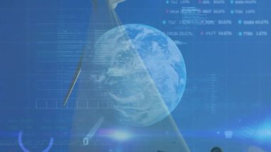 Mühendis ve rüzgar türbini üzerinden finansal veri işleme ve küre animasyonu. küresel iklim değişikliği, sürdürülebilirlik ve rüzgar enerjisi konsepti dijital olarak oluşturulmuş video.