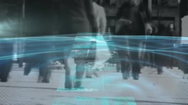 Ağır çekimde yürüyen yayaların üzerindeki ekranlarda veri işleme animasyonu. küresel iş, veri işleme ve dijital arayüz kavramı dijital olarak oluşturulmuş video.