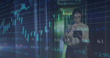 Bilgisayar sunucularını kontrol eden beyaz kadın mühendisler üzerinde veri işleme animasyonu. veri işleme, bulut hesaplama konsepti ve teknoloji konsepti dijital olarak oluşturulmuş video.