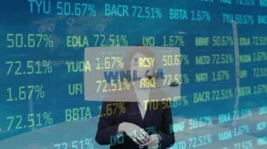 Dokunmatik ekran ve arayüz işleme finansal verileri kullanan bir iş kadını animasyonu. küresel iş iletişimi teknolojisi ve dijital arayüz kavramı, dijital olarak oluşturulmuş video.