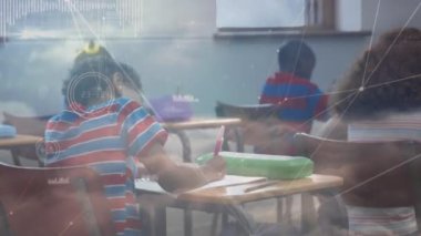 Okul çocukları üzerindeki bağlantı ağının animasyonu. küresel eğitim, eğitim ve bağlantılar dijital olarak oluşturulmuş video konsepti.