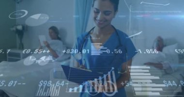 Veri işleme ve kadın doktor istatistiklerinin animasyonu. tıp, dijital arayüz ve veri işleme kavramı dijital olarak oluşturulmuş video.