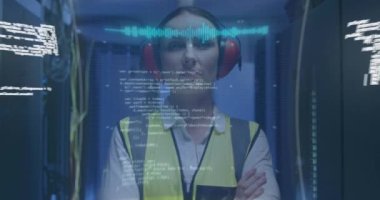 Veri işleme animasyonu ve bilgisayar sunucuları tarafından beyaz kadın üzerinde 6G metin. veri işleme, bulut hesaplama konsepti ve teknoloji konsepti dijital olarak oluşturulmuş video