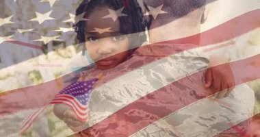 Amerikan bayrağının Afro-Amerikan kızı ve bayrak saran asker babası için dalgalanması. Vatanseverlik, bağımsızlık ve kutlama konsepti dijital olarak oluşturulmuş video.