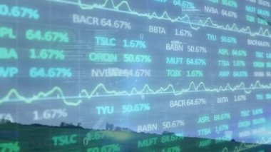 Rüzgar türbini üzerinde finansal veri işleme animasyonu. küresel iklim değişikliği, sürdürülebilirlik ve rüzgar enerjisi konsepti dijital olarak oluşturulmuş video.