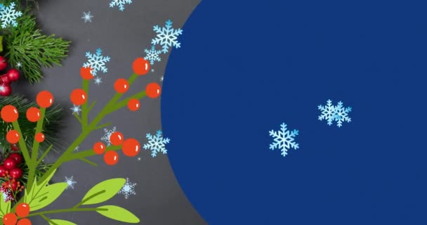 クリスマスと新年の挨拶テキストのアニメーション 雪のフレークと ホリーとベリーの装飾 クリスマス お祝いのコンセプトをデジタルで — ストック動画