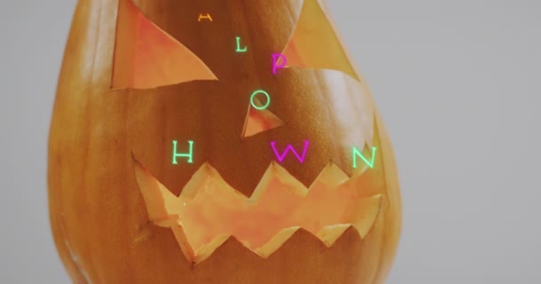 Neon Happy Halloween Text Banner Über Halloween Gruseliger Kürbis Vor — Stockvideo