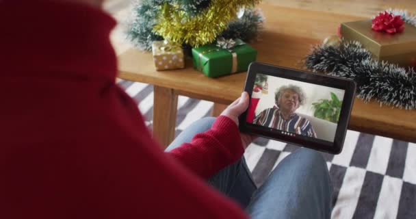 Hombre Caucásico Saludando Utilizando Tableta Para Videollamada Navidad Con Mujer — Vídeo de stock