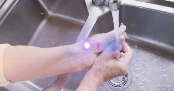 Animação Luz Que Move Sobre Mãos Mulher Sênior Lavando Mãos — Vídeo de Stock
