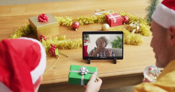 白种人的父亲和儿子 戴着桑塔帽 用平板电脑和屏幕上的女人打圣诞视频电话 圣诞节 节日和通信技术 — 图库视频影像