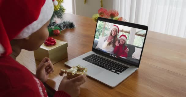 Mulher Afro Americana Com Chapéu Papai Noel Usando Laptop Para — Vídeo de Stock